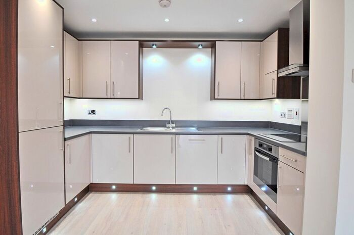 2 Bedroom Flat To Rent In Kestrel Court, Heron Way, Maidenhead, Berkshire, SL6