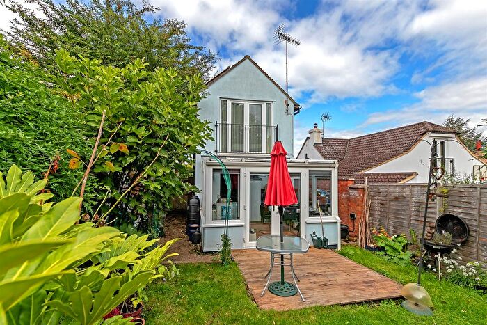 2 Bedroom Detached House For Sale In Highfield Road, Sandridge, St. Albans, AL4