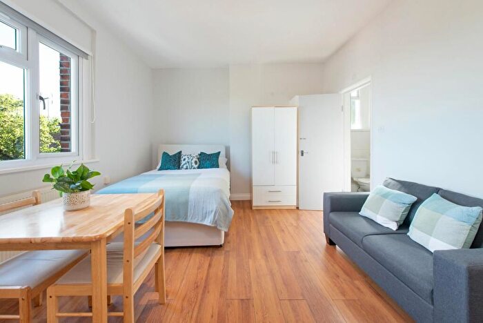 Studio To Rent In Mount View Road, London, N4