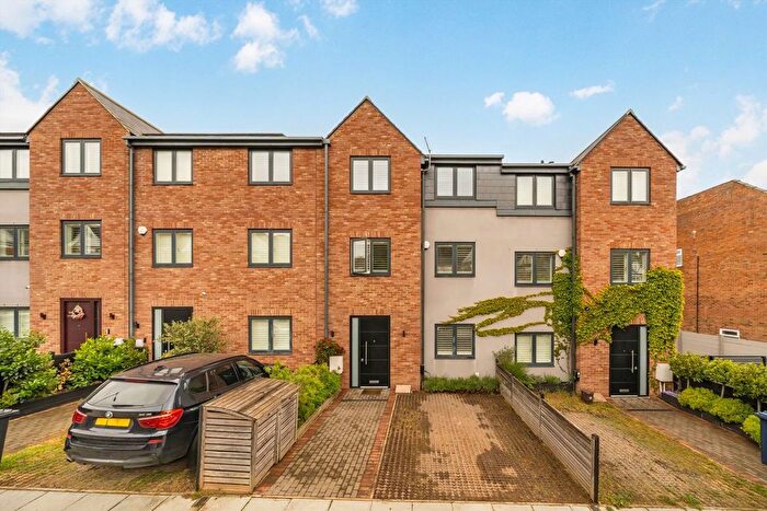 4 Bedroom Terraced House For Sale In Sutton Road, London, N10