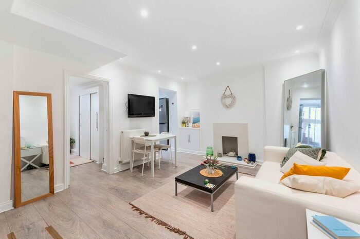 2 Bedroom Flat To Rent In Chesterton Road, Ladbroke Grove, London, W10