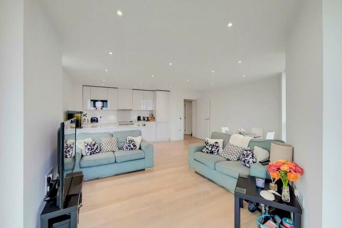 3 Bedroom Flat To Rent In Saffron Central Square, Croydon, CR0