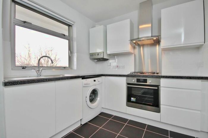 3 Bedroom Flat To Rent In Lainson Street, London, SW18