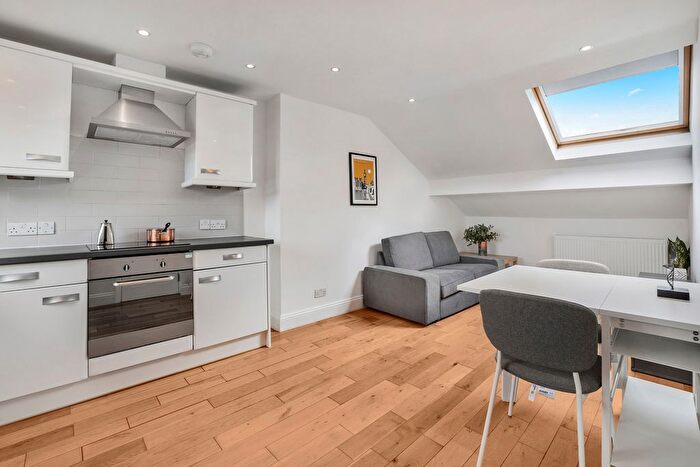 2 Bedroom Flat To Rent In Solon Road, London, SW2