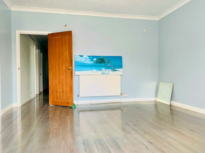 2 Bedroom Flat To Rent In New Road, Rainham, Essex, RM13