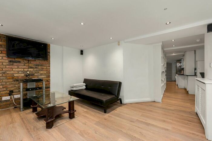 1 Bedroom Flat To Rent In Basement Flat, Poppleton Road, E11
