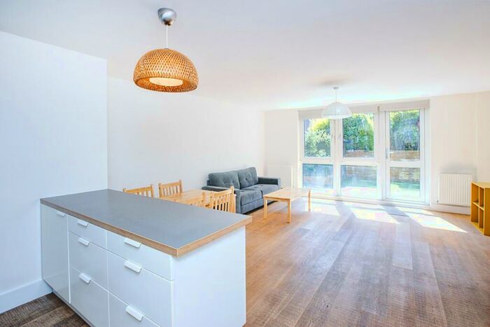 3 Bedroom Flat To Rent In Oakley Square, NW1