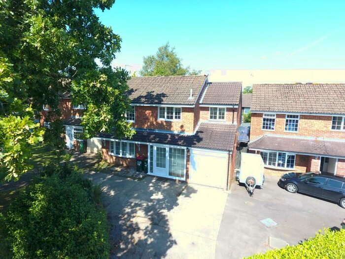 5 Bedroom Detached House To Rent In Stace Way, Crawley, RH10