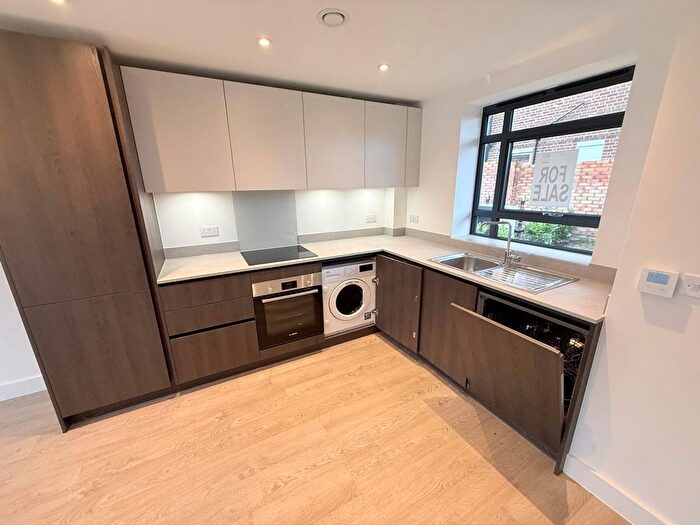 2 Bedroom Flat To Rent In Charlotte Court, Oakwood, N14