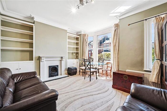 2 Bedroom Flat To Rent In Garfield Road, Clapham Common Northside, SW11