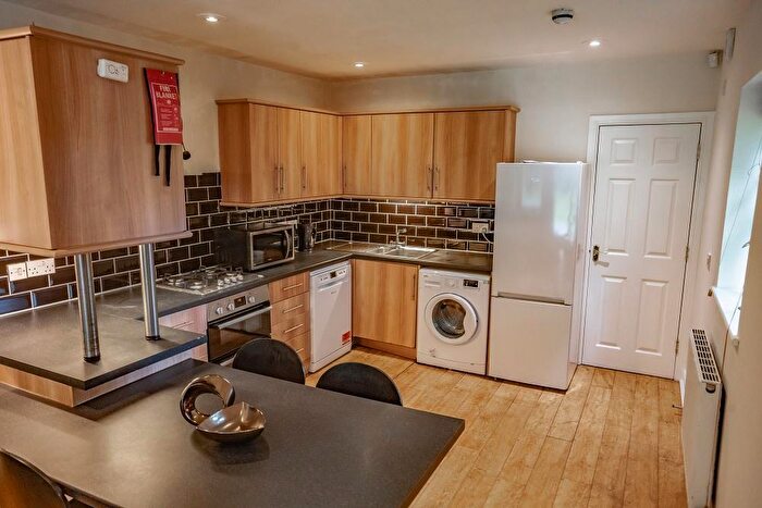 6 Bedroom Town House To Rent In Schuster Road, Manchester, M14