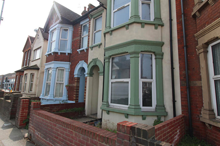3 Bedroom Terraced House To Rent In Rainham Road, Chatham, Kent, ME5