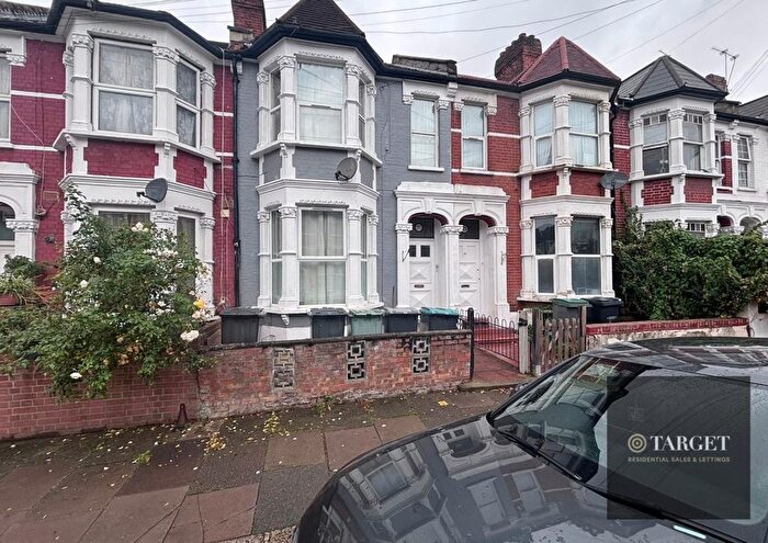 2 Bedroom Flat To Rent In Abbotsford Avenue, London, N15
