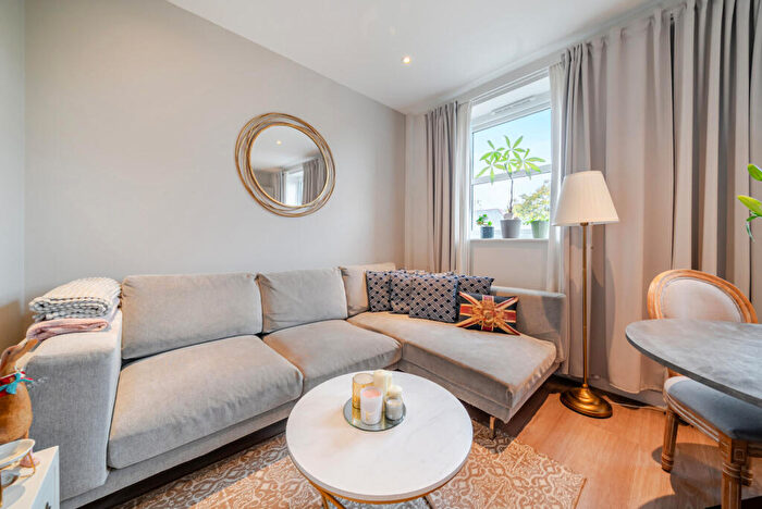 2 Bedroom Flat To Rent In Guildford Street, Chertsey, KT16