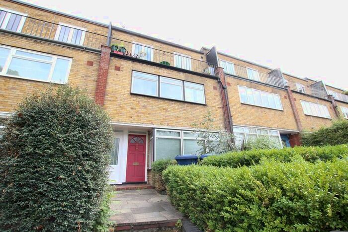 3 Bedroom Flat To Rent In Wilton Road, London, N10