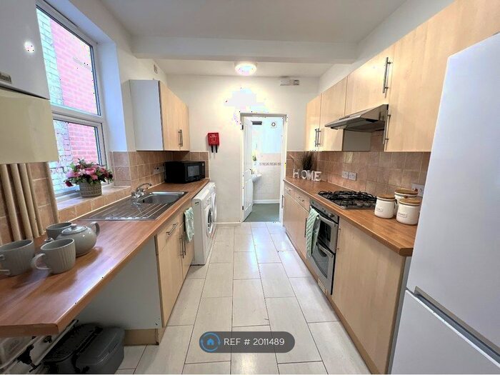 6 Bedroom Terraced House To Rent In Grange Avenue, Reading, RG6