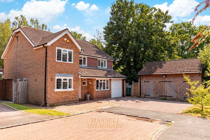 5 Bedroom Detached House For Sale In Toftwood Close, Crawley, RH10