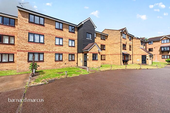 2 Bedroom Flat For Sale In Redford Close, Feltham, TW13