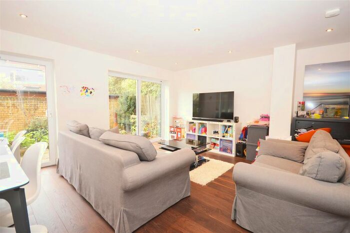 3 Bedroom Detached House To Rent In Priests Bridge, London SW15