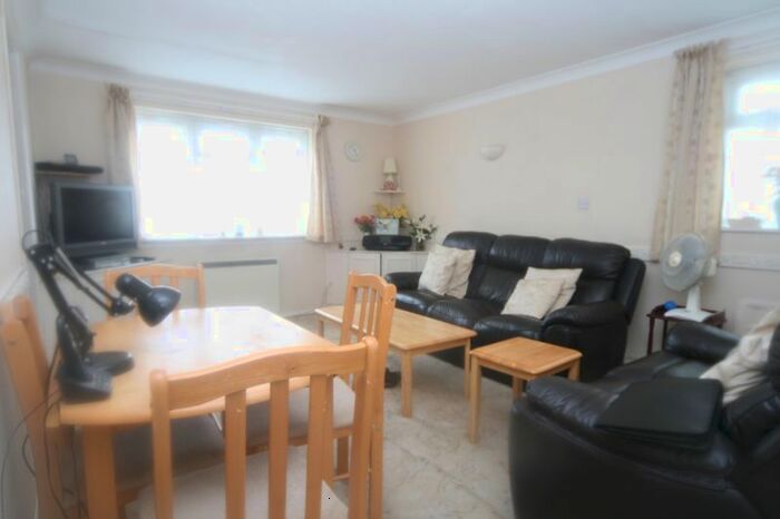 2 Bedroom Flat To Rent In Makepeace Road, Northolt, UB5
