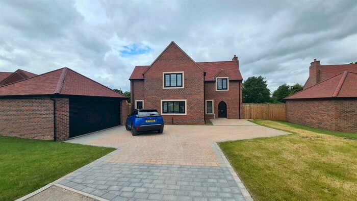 4 Bedroom Detached House To Rent In Paddock Close, Holmes Chapel, CW4