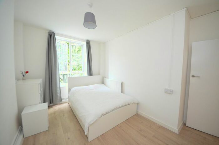1 Bedroom Flat To Rent In Melbreak House, Dog Kennel Hill Estate, East Dulwich, SE22