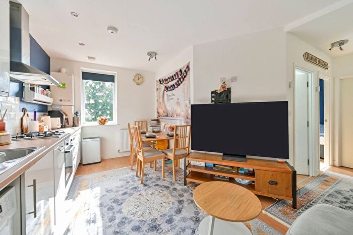 2 Bedroom Flat For Sale In Staines Road, Bedfont, Feltham, TW14