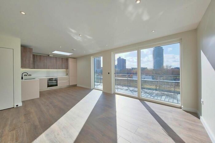 2 Bedroom Flat To Rent In Battersea High Street, London, SW11