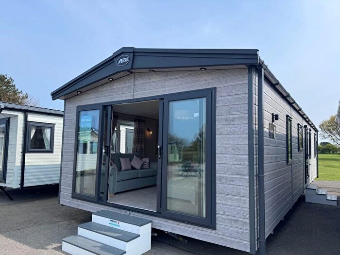3 Bedroom Mobile/park Home For Sale In Hornsea Road, Skipsea, Driffield, YO25