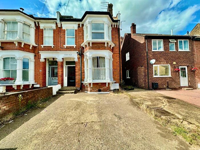 3 Bedroom Flat To Rent In Beaconsfield Road, London, N11