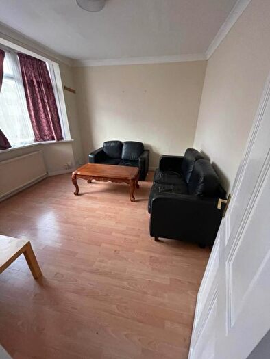 3 Bedroom Flat To Rent In Dorchester Waye, Hayes, UB4