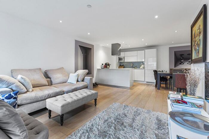 3 Bedroom Apartment To Rent In Kensington Apartments, Commercial Street, E1