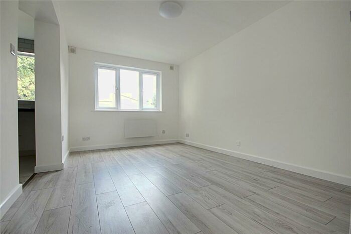 1 Bedroom Flat To Rent In Magpie Close, Enfield, EN1