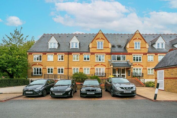 2 Bedroom Flat To Rent In Flat Wellington House, Exeter Close, Watford, Hertfordshire, WD24