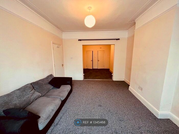 3 Bedroom End Of Terrace House To Rent In Hanworth Road, Hounslow, TW3