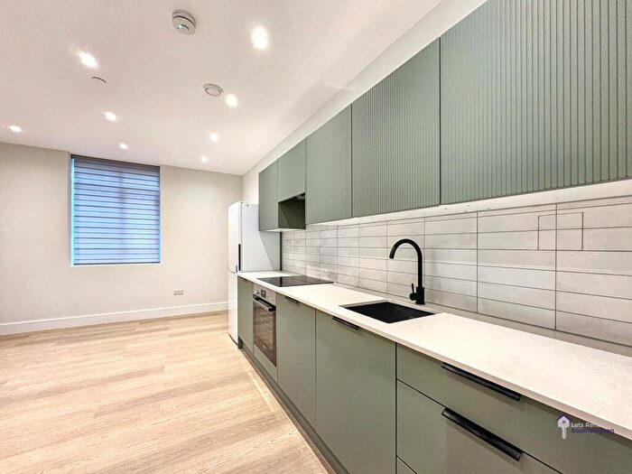 1 Bedroom Flat To Rent In Freshwater House, Dean Park House, BH1