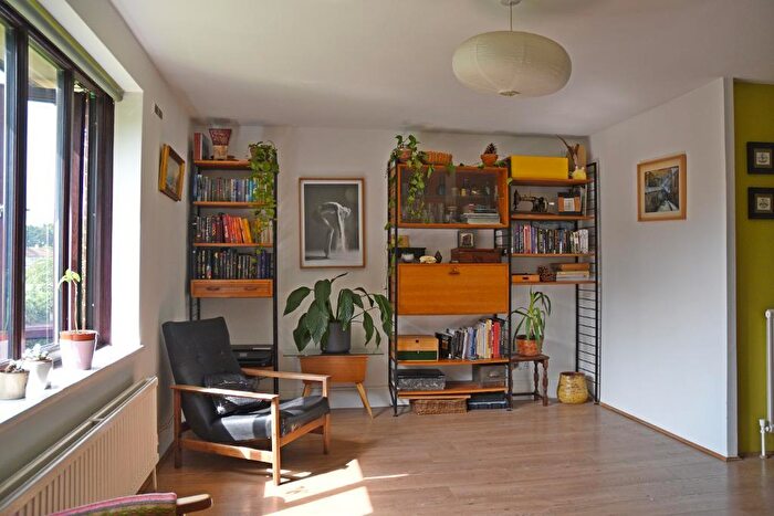 1 Bedroom Flat To Rent In Park Place, Park Street, Hertfordshire, AL2