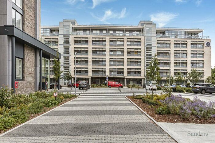 2 Bedroom Flat For Sale In Edinburgh Gate, Harlow, Essex, CM20