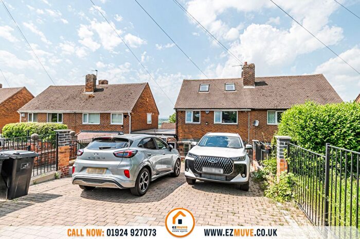 3 Bedroom Semi Detached House For Sale In Staincliffe Road, Dewsbury, WF13