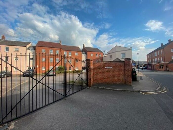 2 Bedroom Apartment To Rent In Pine Street, Aylesbury, HP19