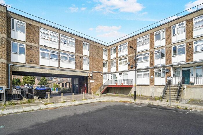 3 Bedroom Flat To Rent In Lorrimore Square Kennington, SE17