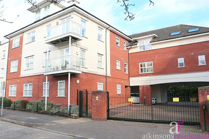 2 Bedroom Flat For Sale In Cockfosters Road, Barnet, Hertfordshire, EN4