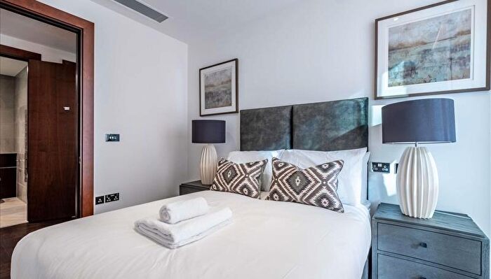 3 Bedroom Flat To Rent In Thornes House, Charles Clowes Walk, Vauxhall, London, SW11