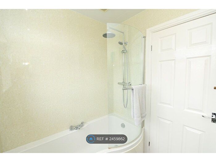 4 Bedroom Semi-Detached House To Rent In Linden Drive, Chesterfield, S41