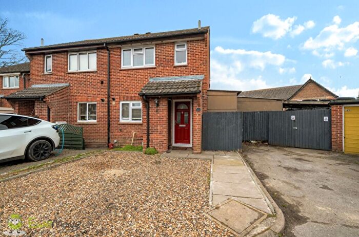 3 Bedroom End Of Terrace House For Sale In Stratfield Avenue, Tadley, Hampshire, RG26