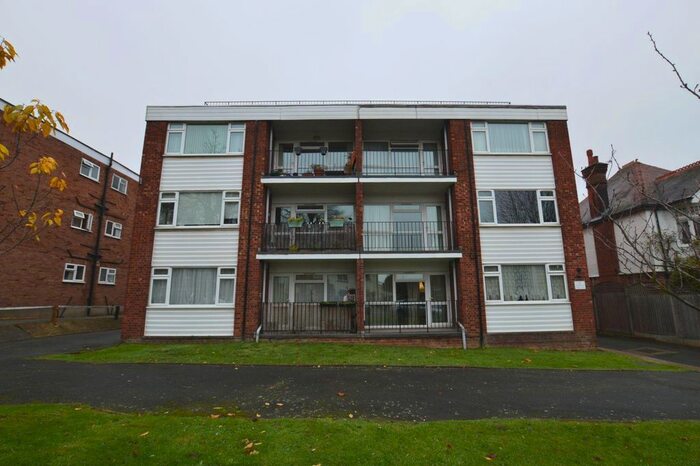 2 Bedroom Flat To Rent In Castle Avenue, Highams Park E4