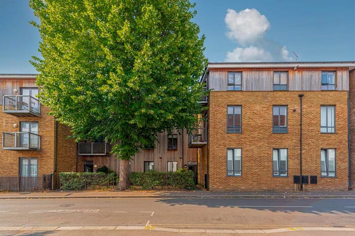 2 Bedroom Flat For Sale In Chelsea Court, The Parade, Epsom, KT18