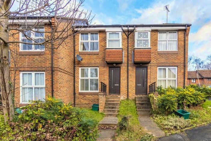 1 Bedroom Flat To Rent In Windmill Rise, Kingston, KT2