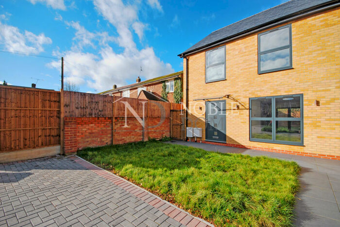 3 Bedroom Semi-Detached House To Rent In Maidenhead, SL6