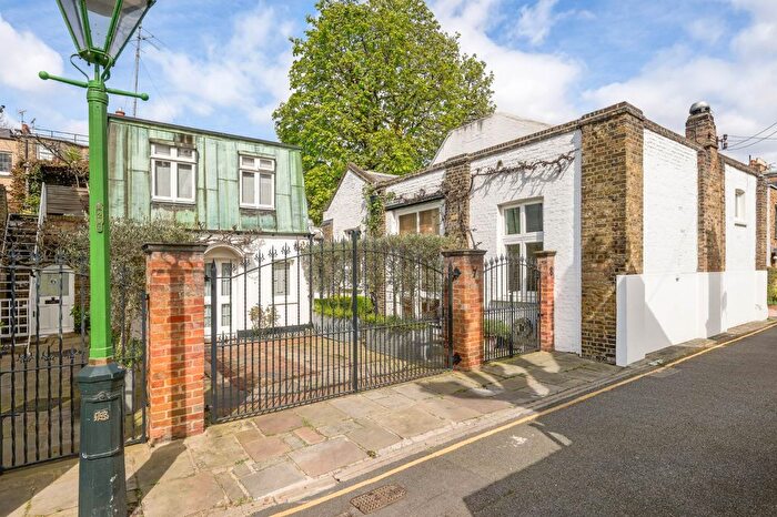 3 Bedroom Terraced House For Sale In Pembroke Walk, Kensington, London, W8